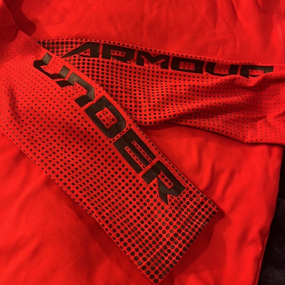 Red/Black Under Amour fitted cold gear - Picture 2 of 3